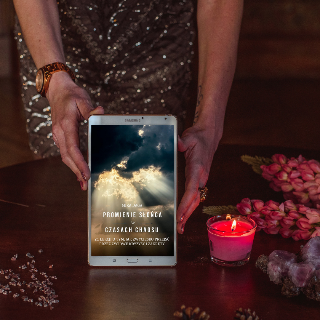 [E-BOOK] PROMIENIE SŁOŃCA W CZASACH CHAOSU - 21 LEKCJI O TYM, JAK ZWYCIĘSKO PRZEJŚĆ PRZEZ CZASY ŻYCIOWYCH KRYZYSÓW I ZAKRĘTÓW