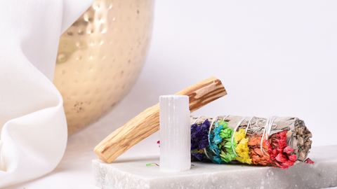 Kompozycja Mocy: Szałwia, Palo Santo, Selenit