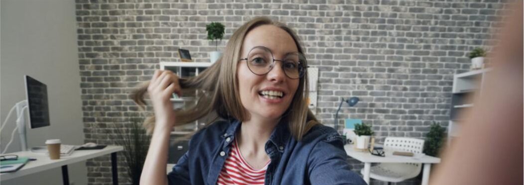 Kobieta pewnie mówiąca do kamery smartfona